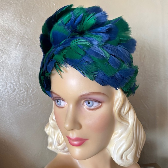 QUIRKY 1970s\' FLEXIBLE HAT MADE OF GREEN AND BLUE FEATHERS